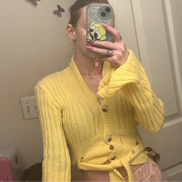 Yellow sweater - Picture 2 of 5